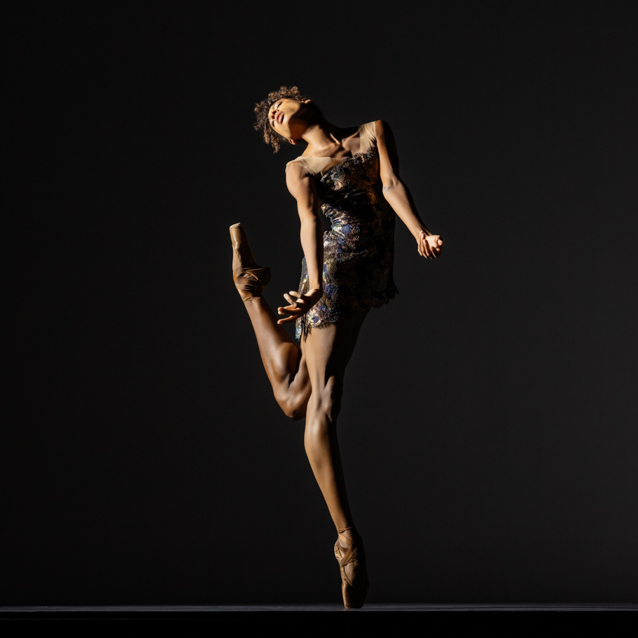 Alonzo King LINES Ballet company dancer Adji Cissoko en pointe